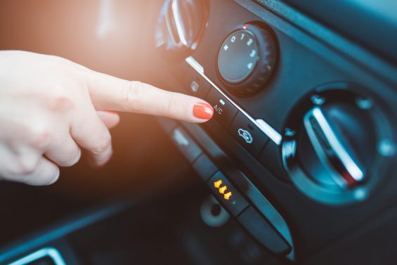 Manter a tecla de recirculação do ar-condicionado ativa por muito tempo pode causar fadiga nos motoristas. Isso acontece porque o botão cessa a troca de ar entre o ambiente externo e a cabine.