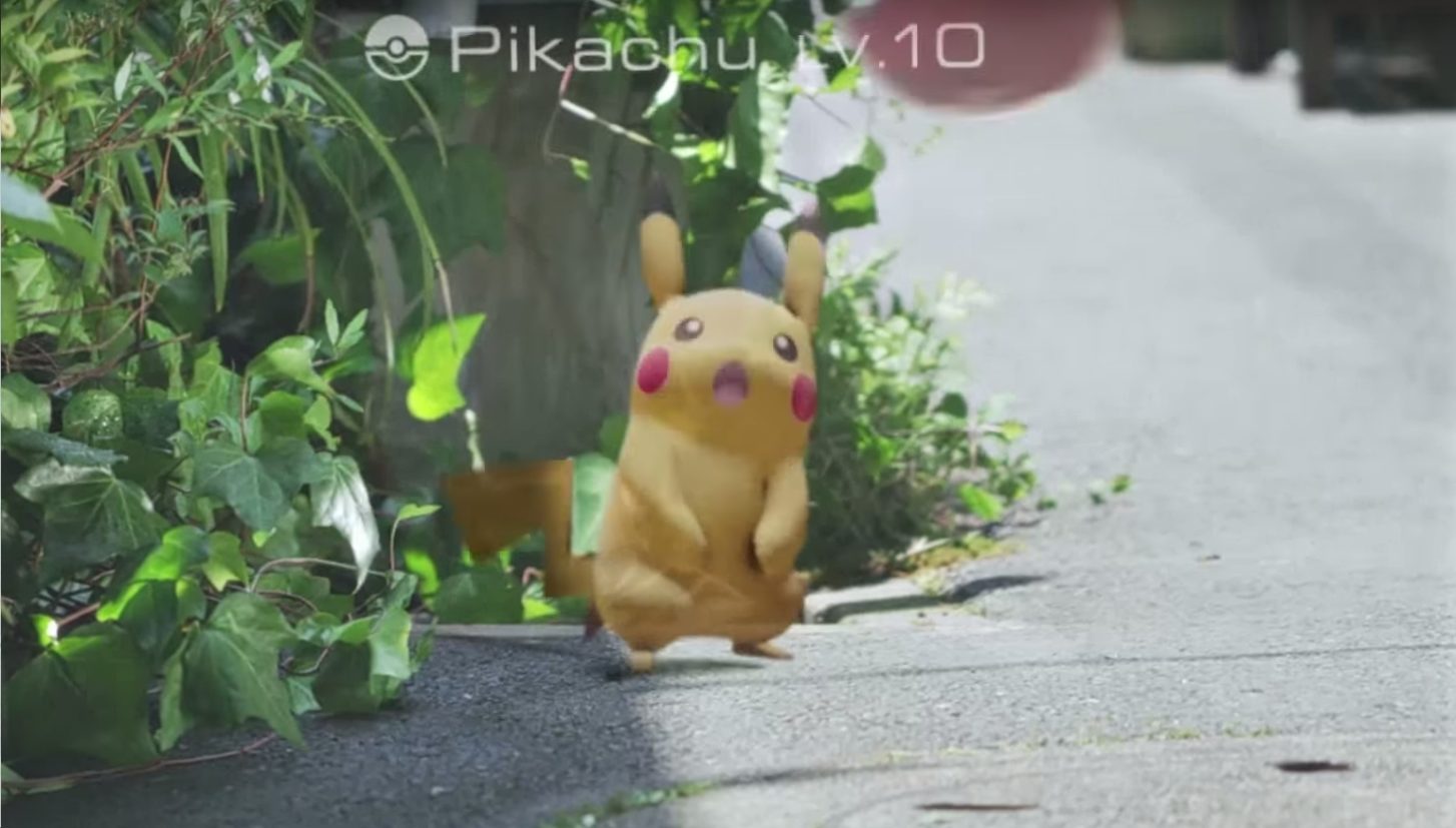 Usuários do Pokémon GO usam seus smartphones para perseguir as criaturas virtuais, se colocando assim em diversos tipos de perigo
