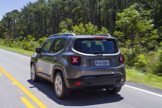 Traseira do Jeep Renegade na estrada