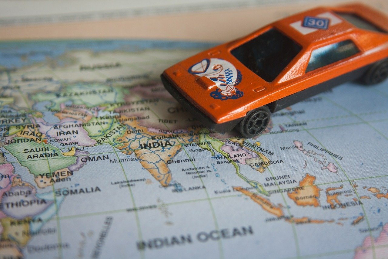 carrinho de brinquedo sobre mapa carteira internacional de motorista ou permissão internacional para dirigir (pid)