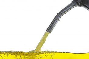 iStock bomba de posto de gasolina enchendo um reservatório