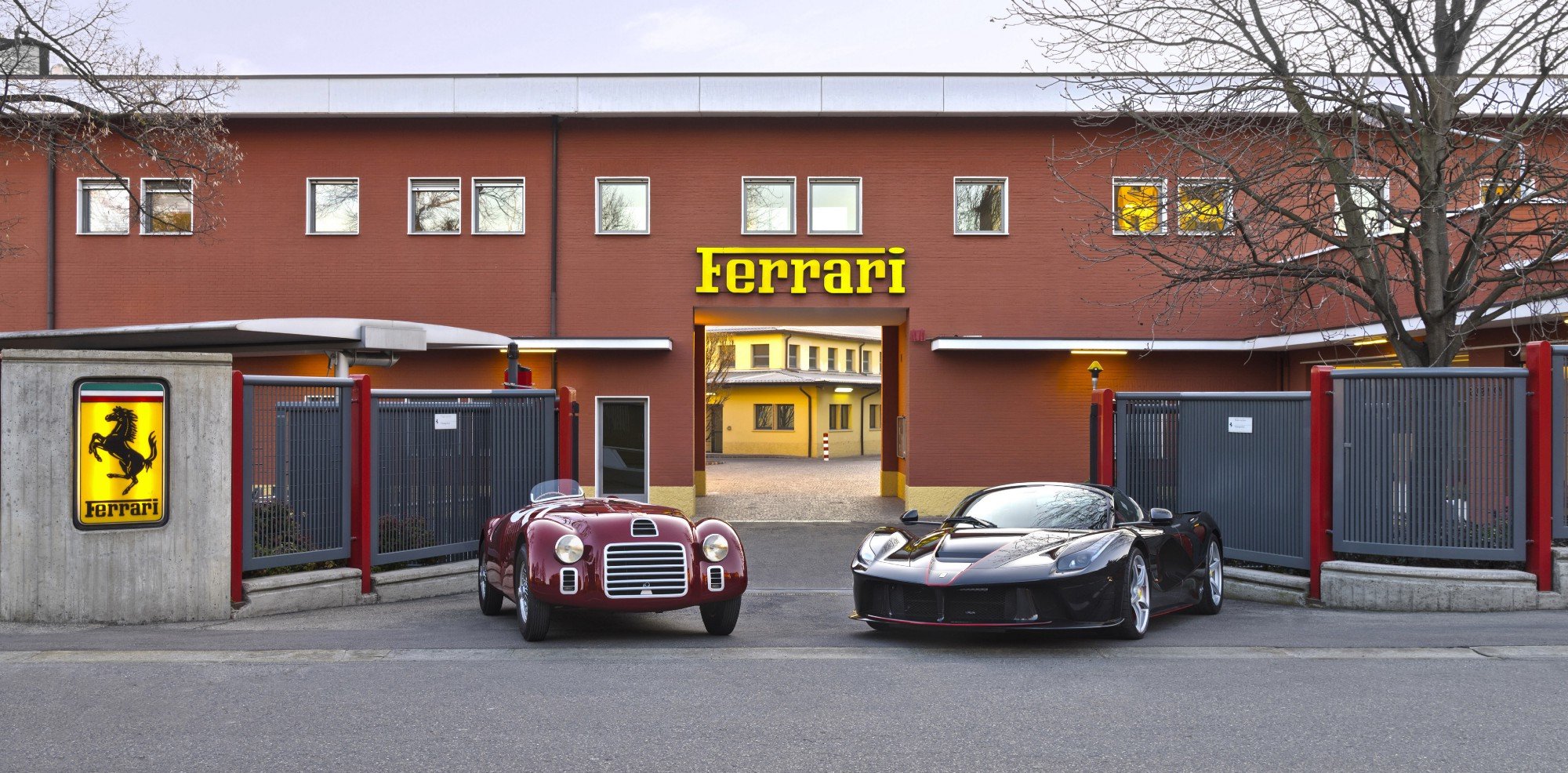 Esquerda Enzo Ferrari, fundador da ferrari que morreu em 1988. A