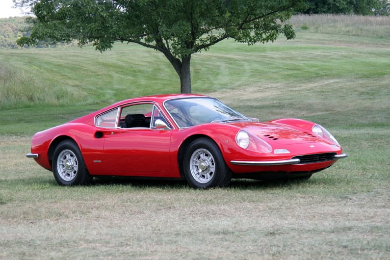 Esquerda Enzo Ferrari, fundador da ferrari que morreu em 1988. A