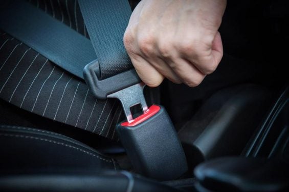O dado alarmante que explica por que seu carro novo não para de apitar quando você está sem cinto