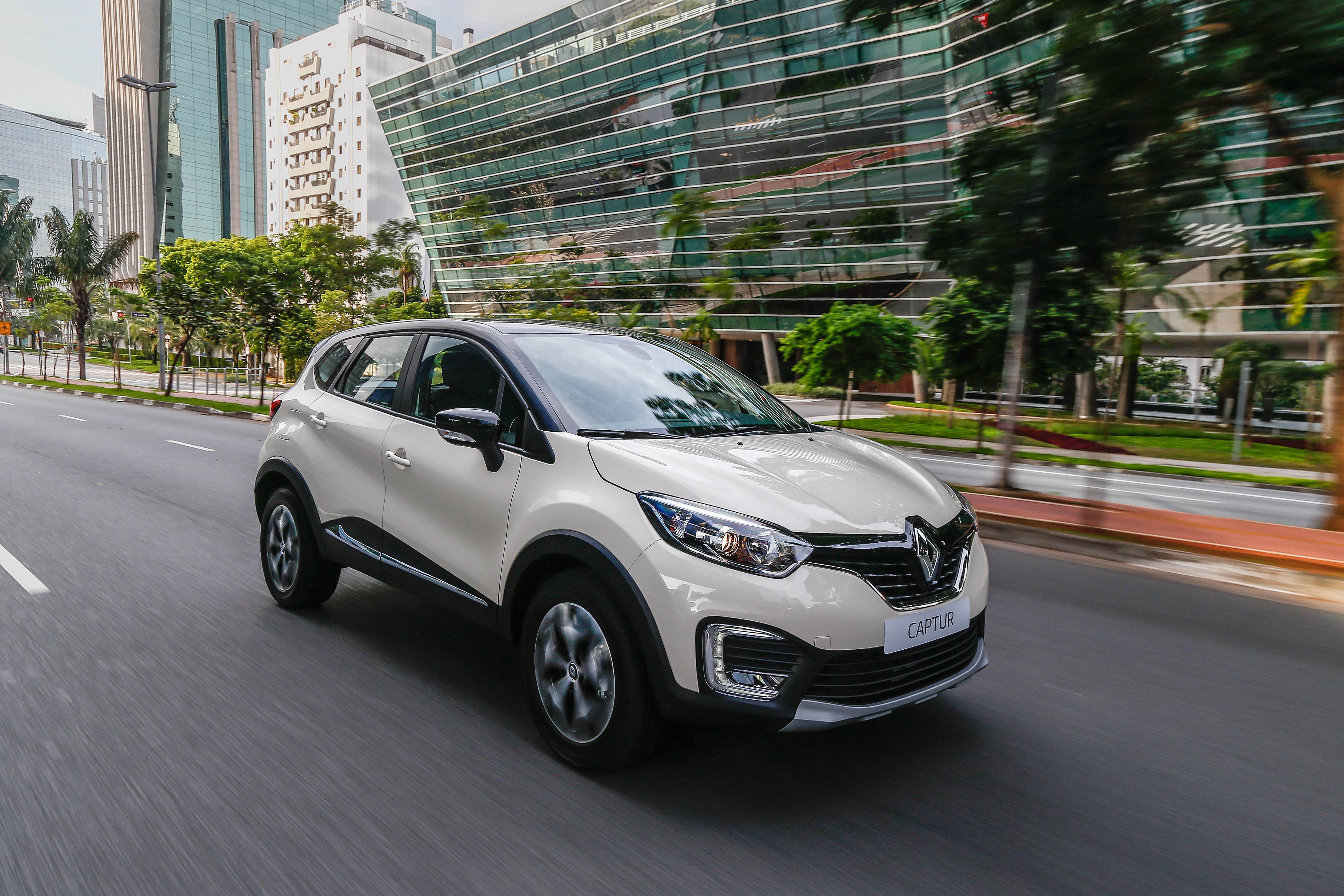 Renault Captur branco rodando em avenida brasileira