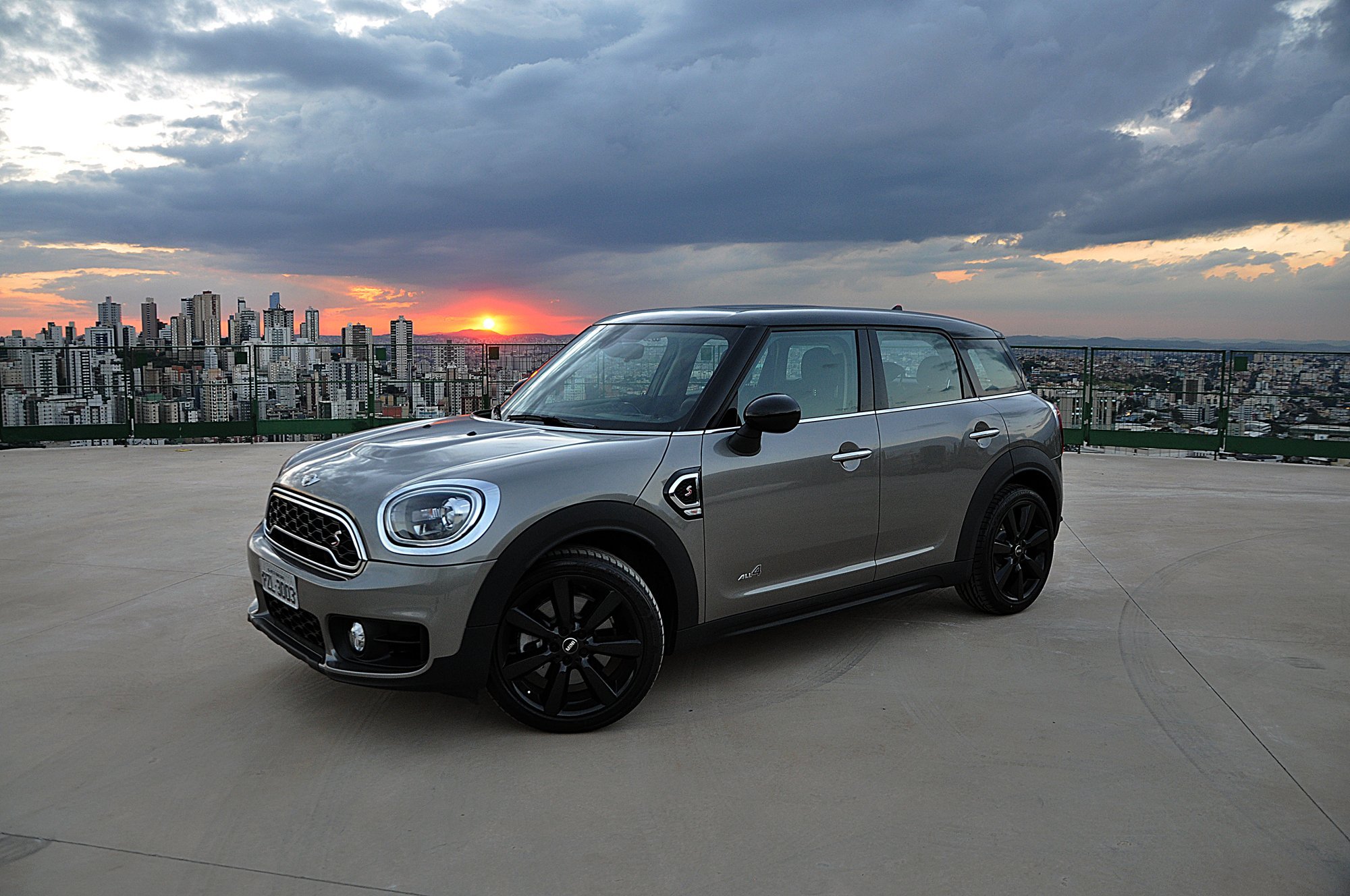 O Mini Countryman All4 2017 recebeu discretas alterações estéticas. Perua de 192 cv de potência está maior e agrada pelo desempenho.