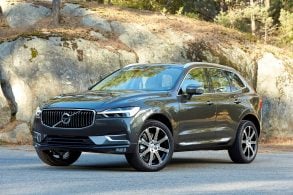 volvo xc60 2018 cinza visto de lado