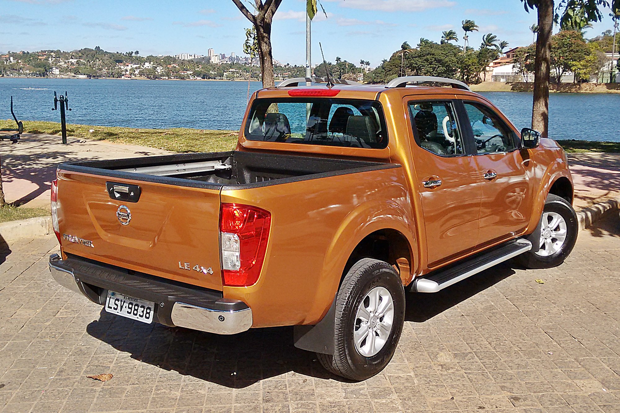 Nissan Frontier LE