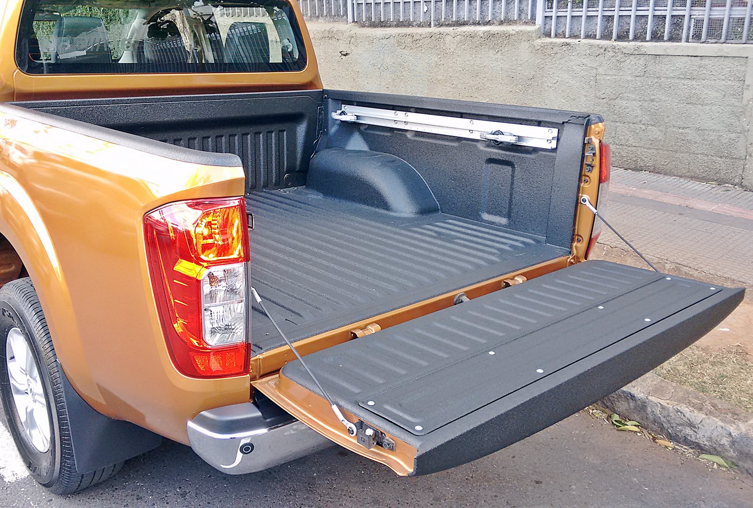 Nissan Frontier LE