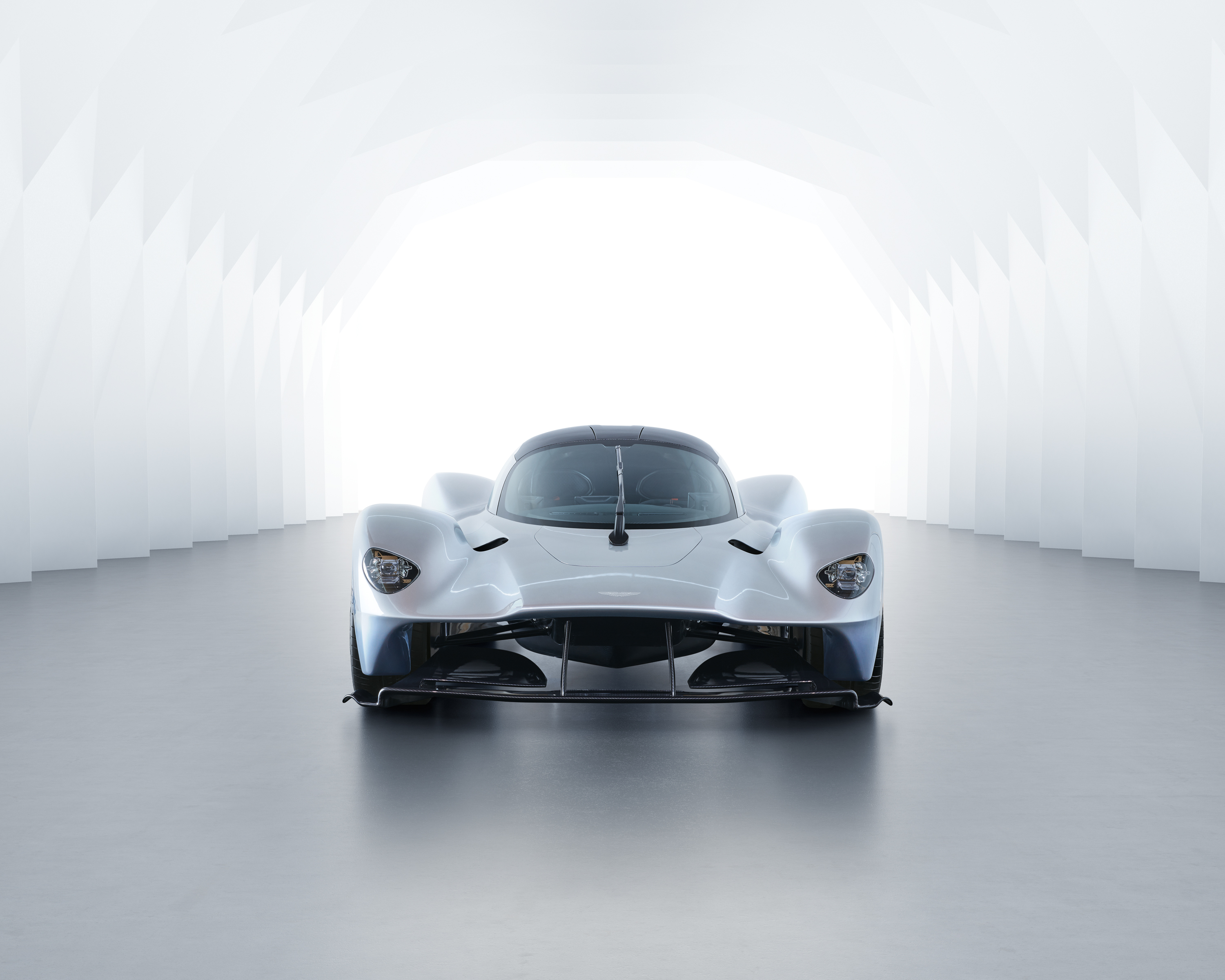 Imagens e informações mais próximas da versão de produção do hipercarro Aston Martin Valkyrie, desenvolvido junto à Red Bull Racing, foram divulgadas.