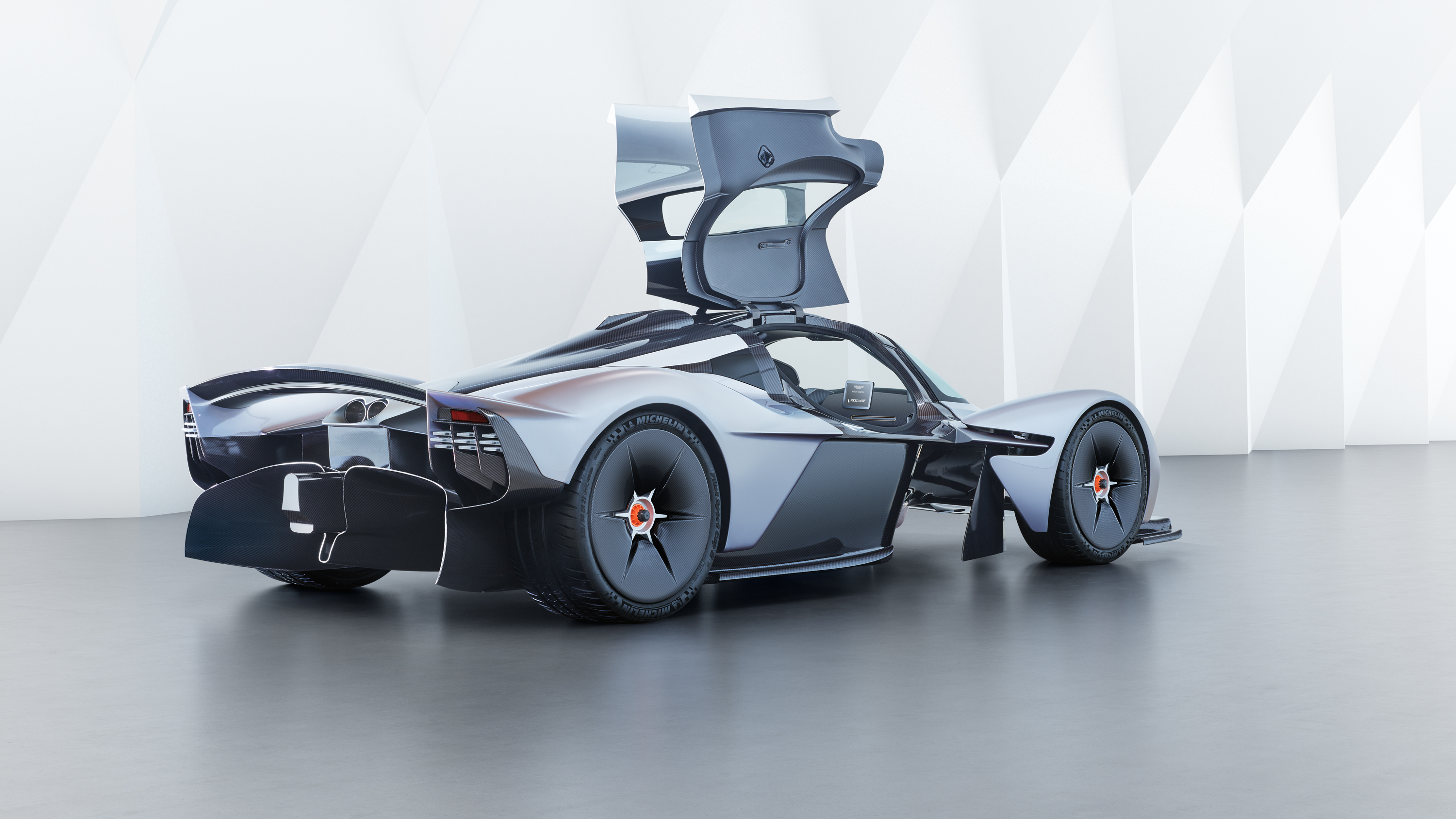 Imagens e informações mais próximas da versão de produção do hipercarro Aston Martin Valkyrie, desenvolvido junto à Red Bull Racing, foram divulgadas.