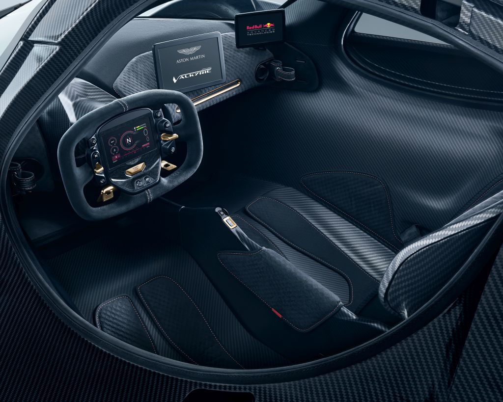 Imagens e informações mais próximas da versão de produção do hipercarro Aston Martin Valkyrie, desenvolvido junto à Red Bull Racing, foram divulgadas.