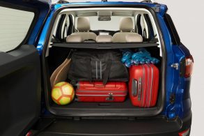 Porta-malas do novo EcoSport com bancos rebatidos e objetos soltos (prancha e skate)
