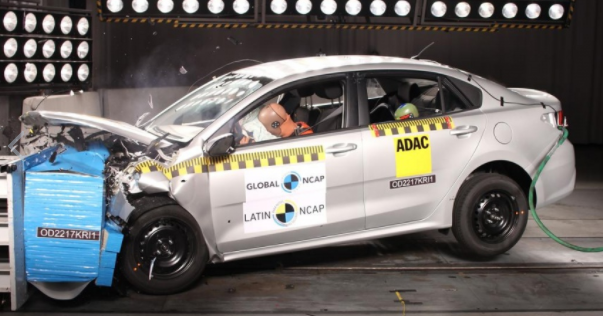 Kia Rio sedã recebeu duas estrelas para adultos e duas para crianças