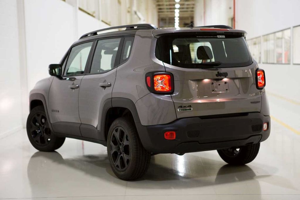 Jeep Renegade Night Eagle: O Renegade 2018 chega com novidades interessantes. O Jeep ganhou nova versão, a Limited Diesel, e uma série especial, denominada Night Eagle.