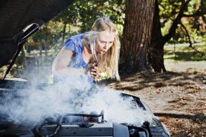 Motor superaquecido com vapor saindo