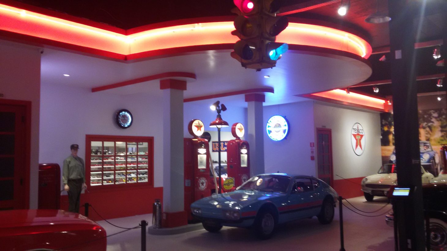 Reprodução de um posto de gasolina da década de 1950 (Museu do Automóvel de Canela/Divulgação)