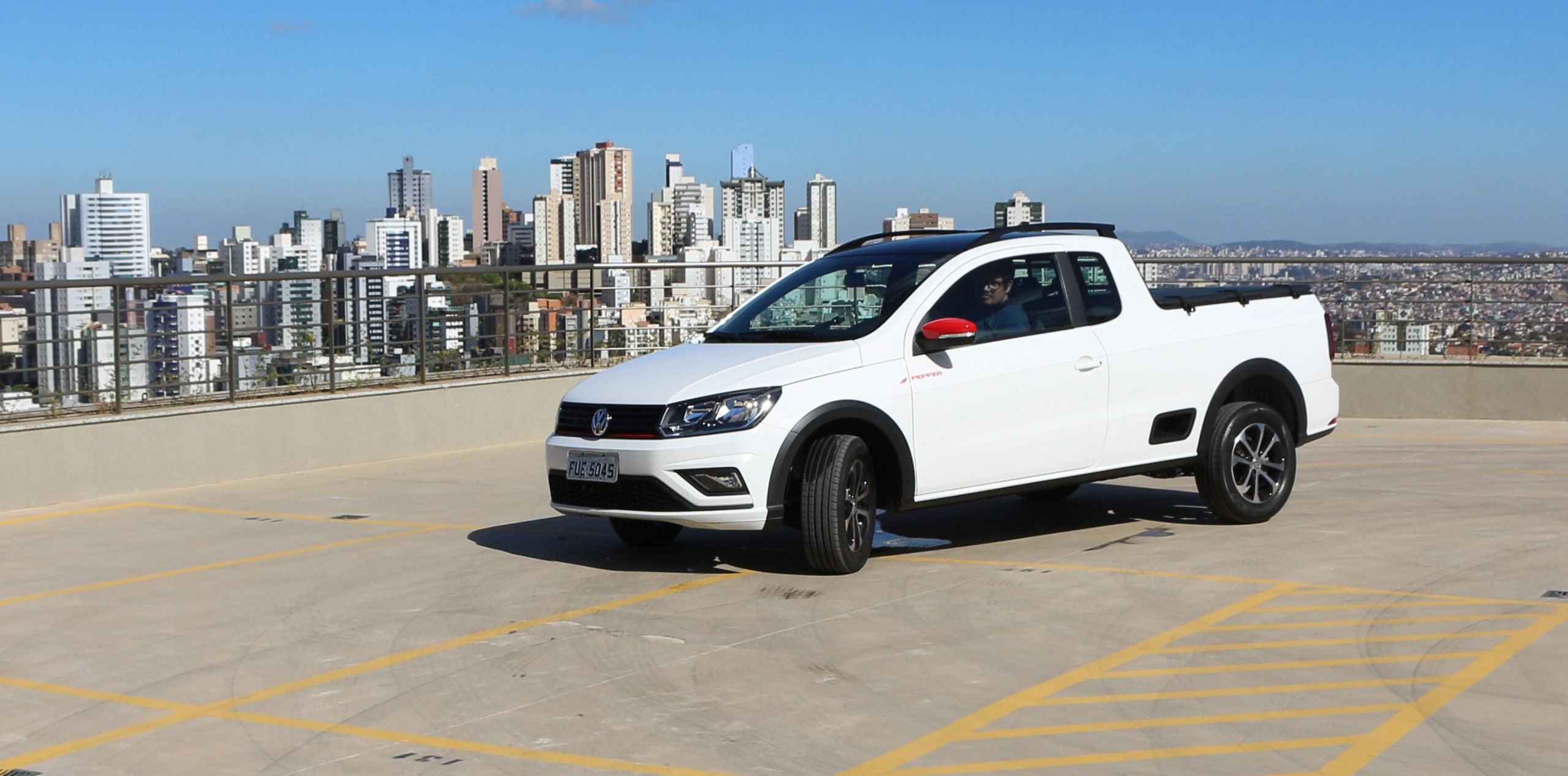 foto de saveiro cross rebaixada com som