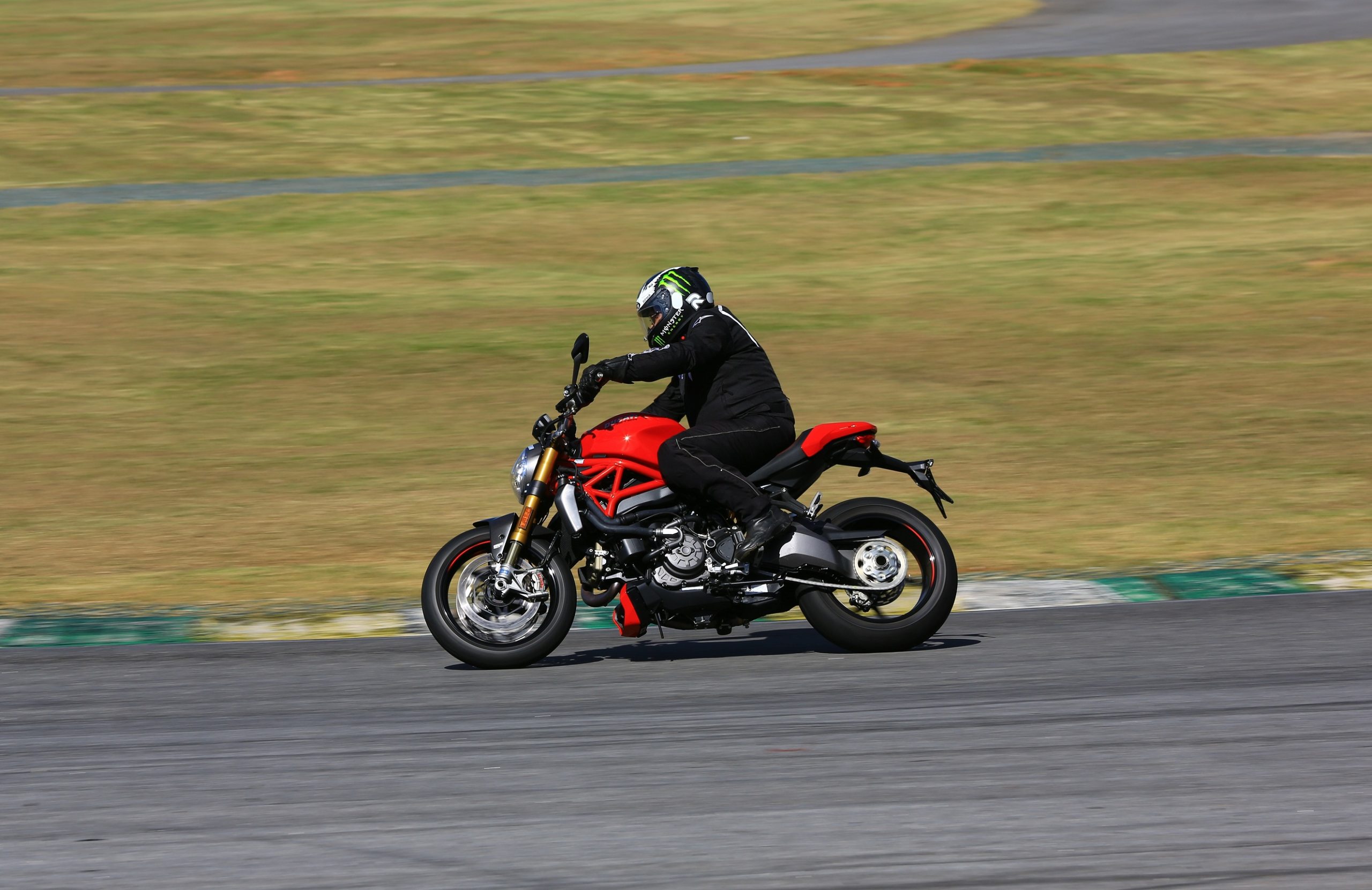 Saiba tudo sobre a Ducati Monster 1200s, um "monstrão" com 150 cv e que chega ao mercado custando R$ 60 mil conservando o desenho clássico.