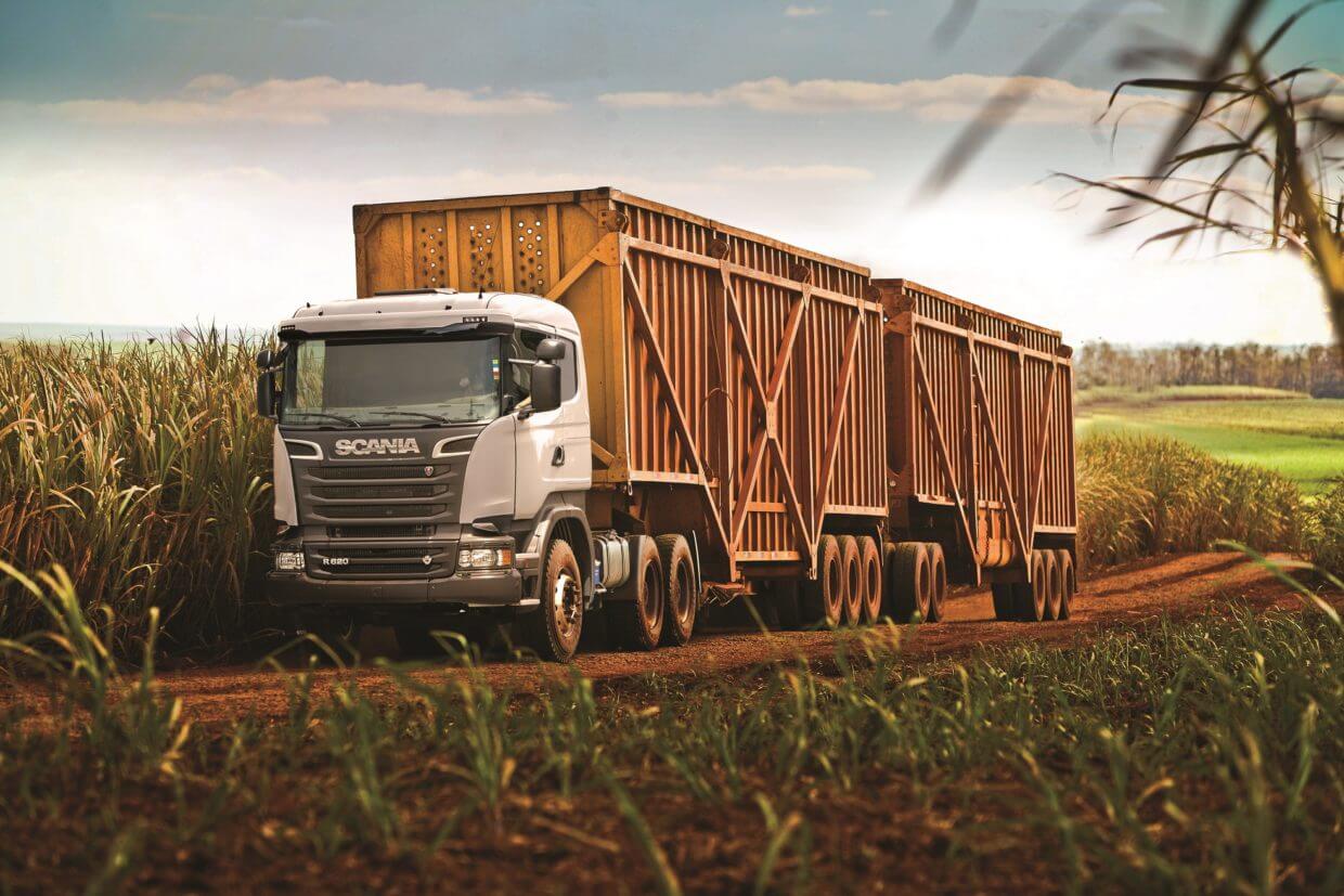 Scania V8 Super Rodotrem : O AutoPapo esteve no salão dos pesados, a Fenatran 2017, para conferir as novidades, com tendências que unem vida urbana e agronegócio.