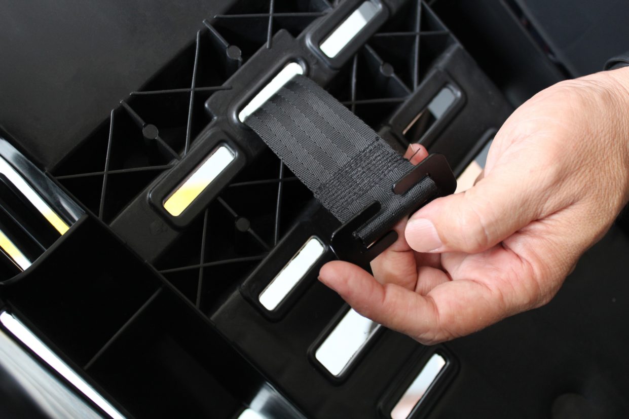 Adaptador para Isofix se encaixa no suporte do carro e pode ser usado com qualquer cadeirinha infantil, junto ao cinto de segurança.