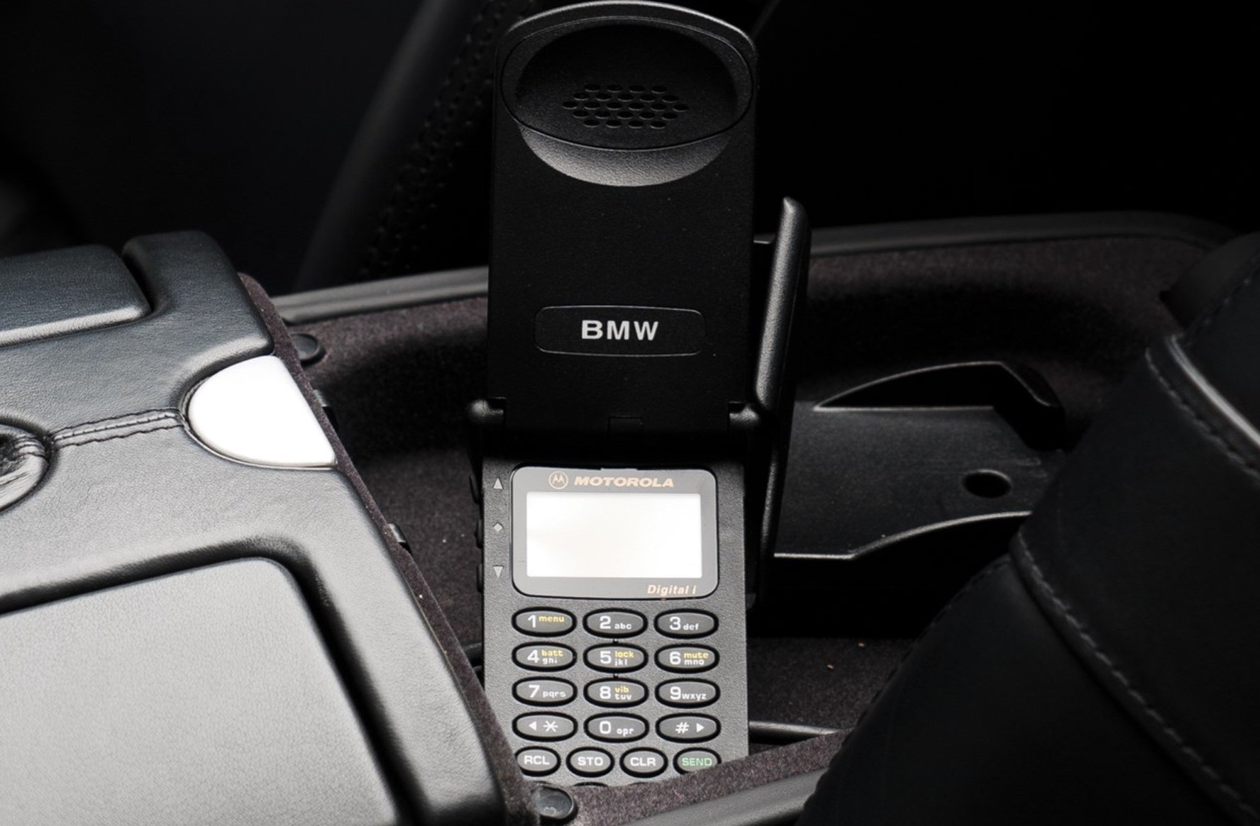 Celular que acompanha BMW Z8 de Jobs