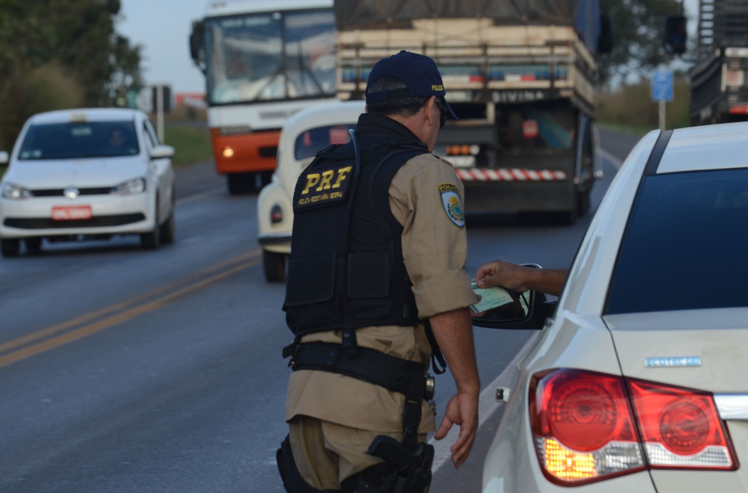 PRF contabilizou que 2017 teve mais infrações e menos mortes nas estradas/ licenciamento