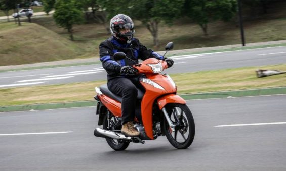 Teo Mascarenhas testando a nova Honda Biz