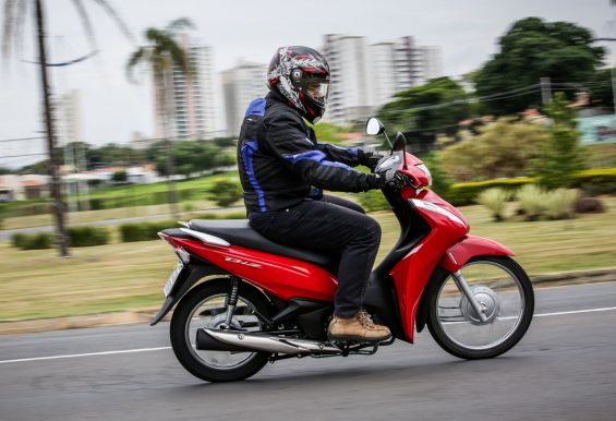 Teo Mascarenhas testando a nova Honda Biz