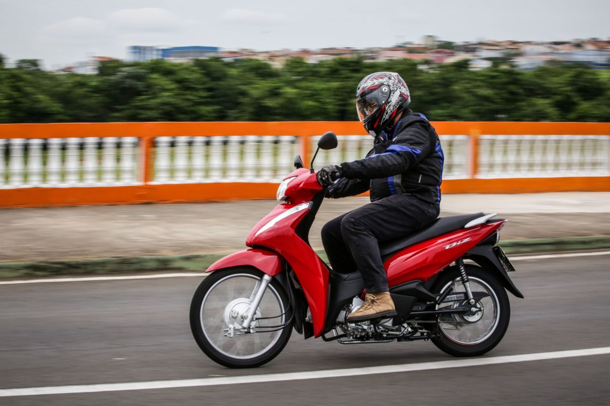 O câmbio é rotativo com pedal que não maltrata o sapato