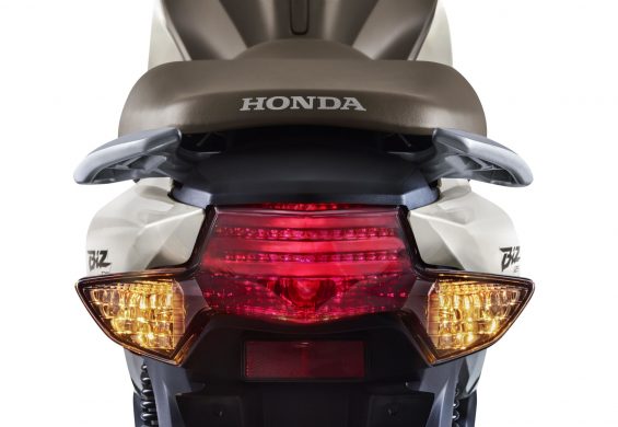 honda biz creme detalhe lanterna