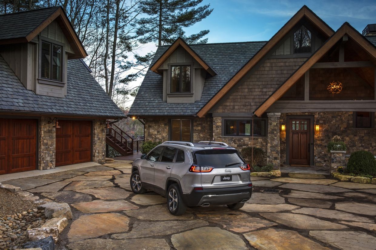 Cherokee reestilizado ganhou motor turbo de quatro cilindros