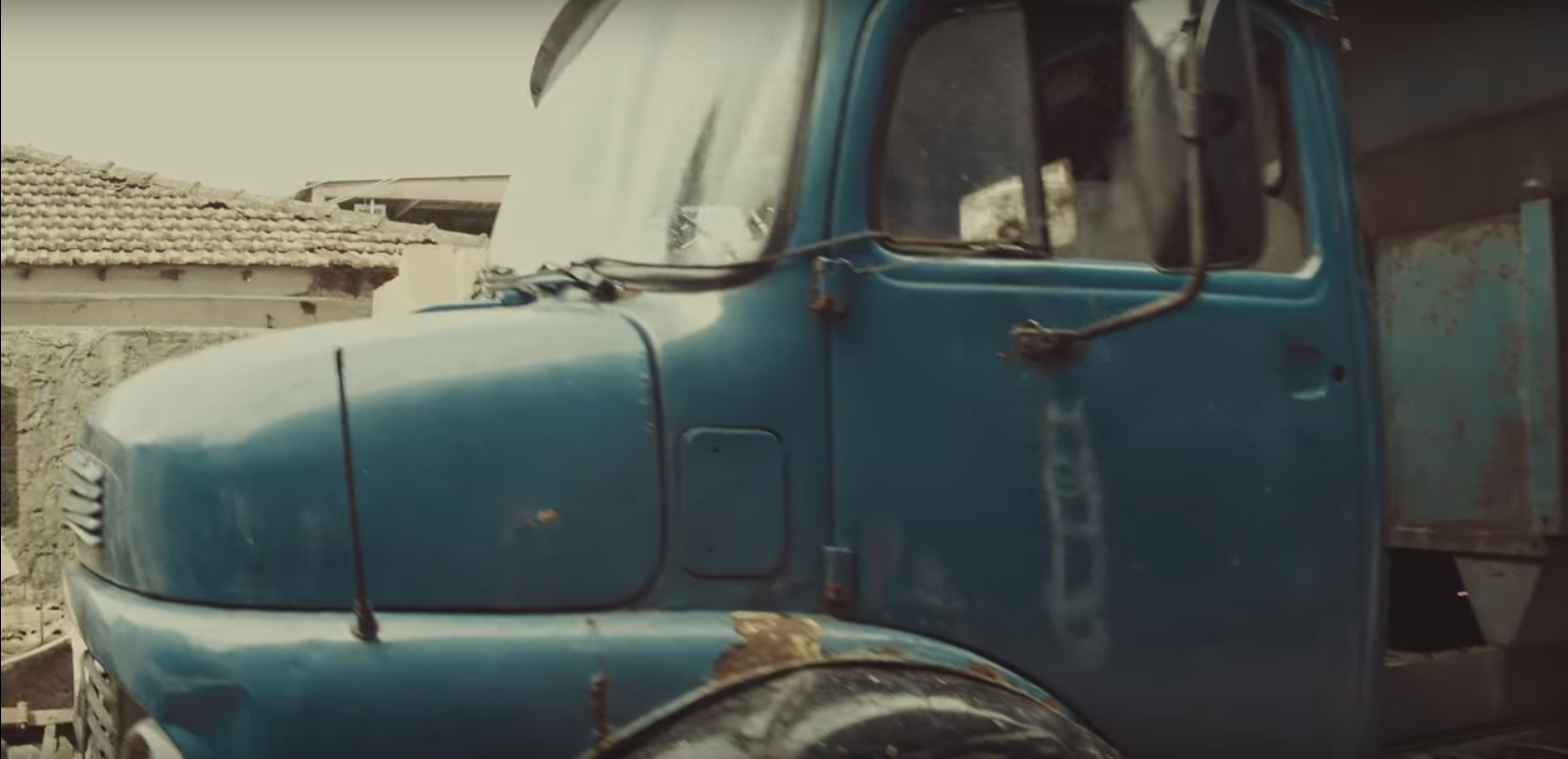 Mercedes-Benz 1111 no clipe da Anitta Vai malandra