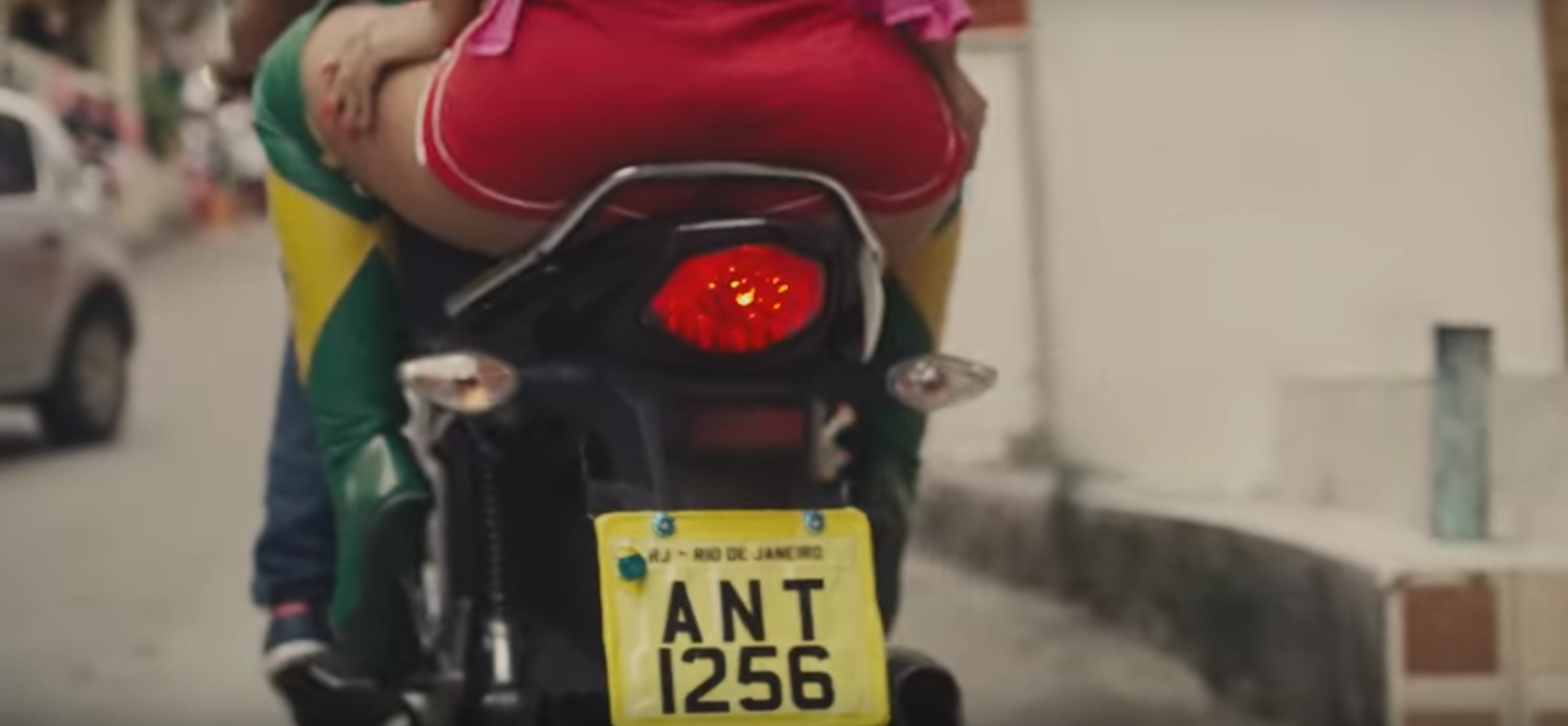 Placa da Honda CG que remete ao PL que quer criminalizar funk em Vai Malandra, clipe de Anitta