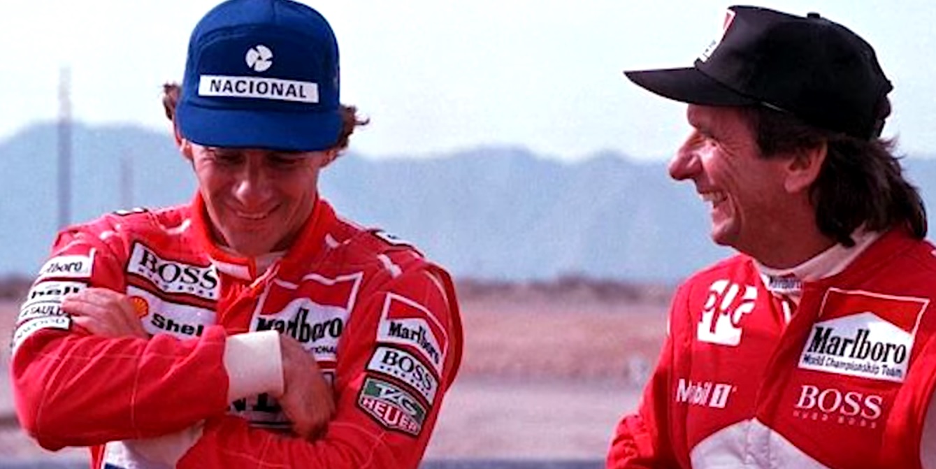 Senna na Indy: o tricampeão conversa com Emerson Fittipaldi durante o teste