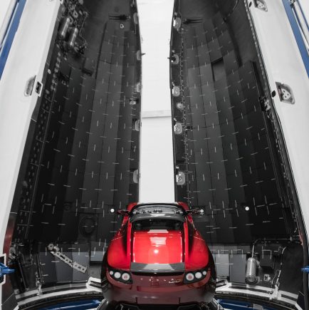 CEO da Tesla e SpaceX, Elon Musk exibe imagens de um Roadster dentro do foguete Falcon Heavy, prestes a se tornar primeiro carro no espaço.