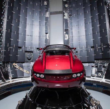 CEO da Tesla e SpaceX, Elon Musk exibe imagens de um Roadster dentro do foguete Falcon Heavy, prestes a se tornar primeiro carro no espaço.