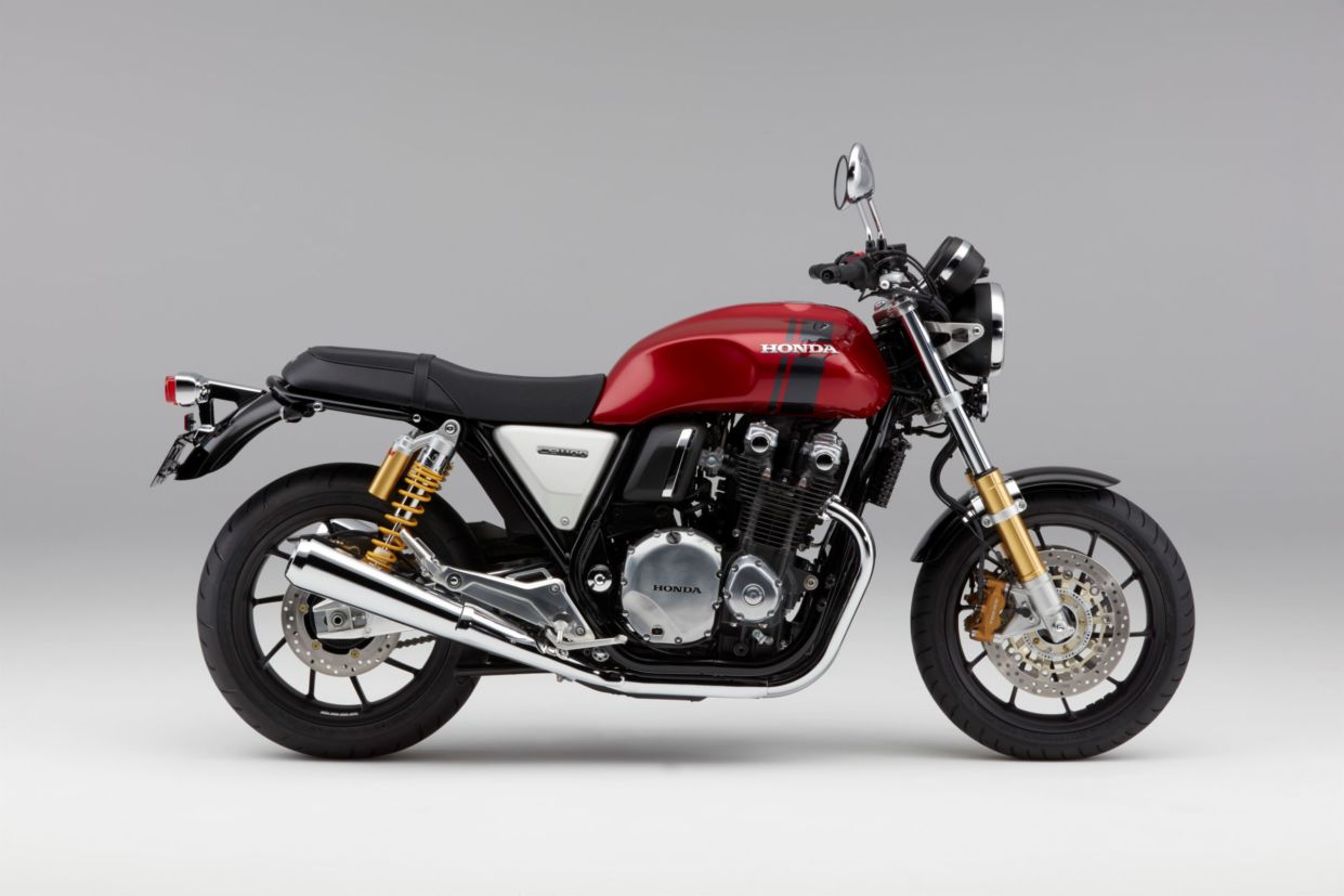 Honda CB 1100RS tem amortecedores não invertidos na dianteira e duplo atrás