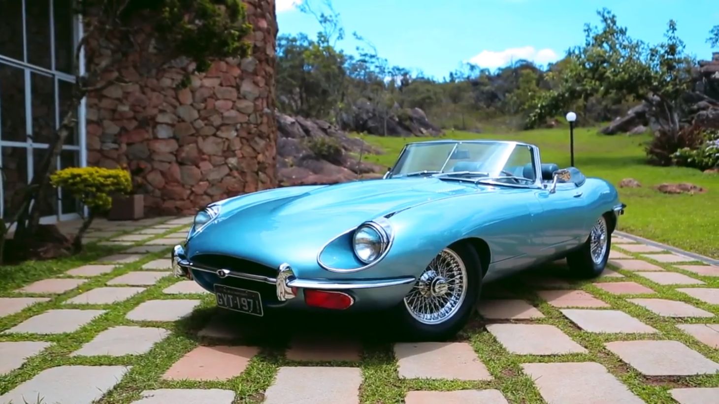 Jaguar E-Type 1971 tem linhas clássicas