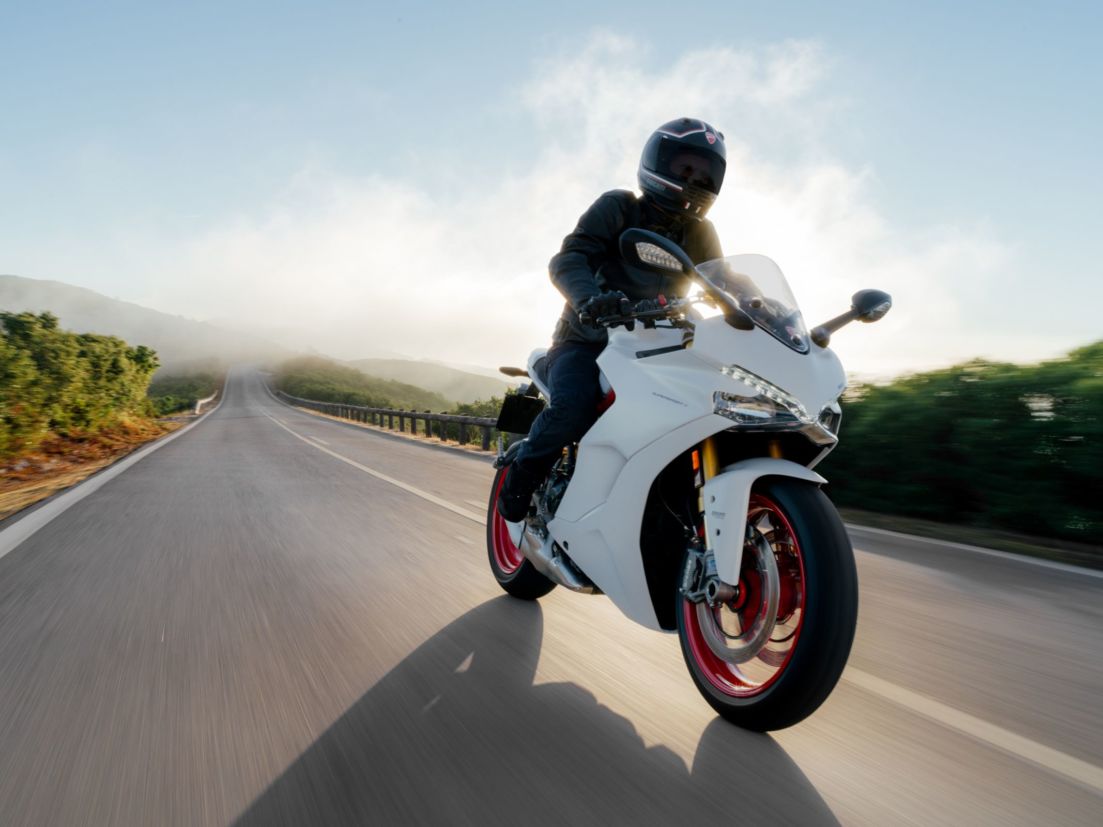 O para-brisa pode ser regulado na altura na Ducati SuperSportS