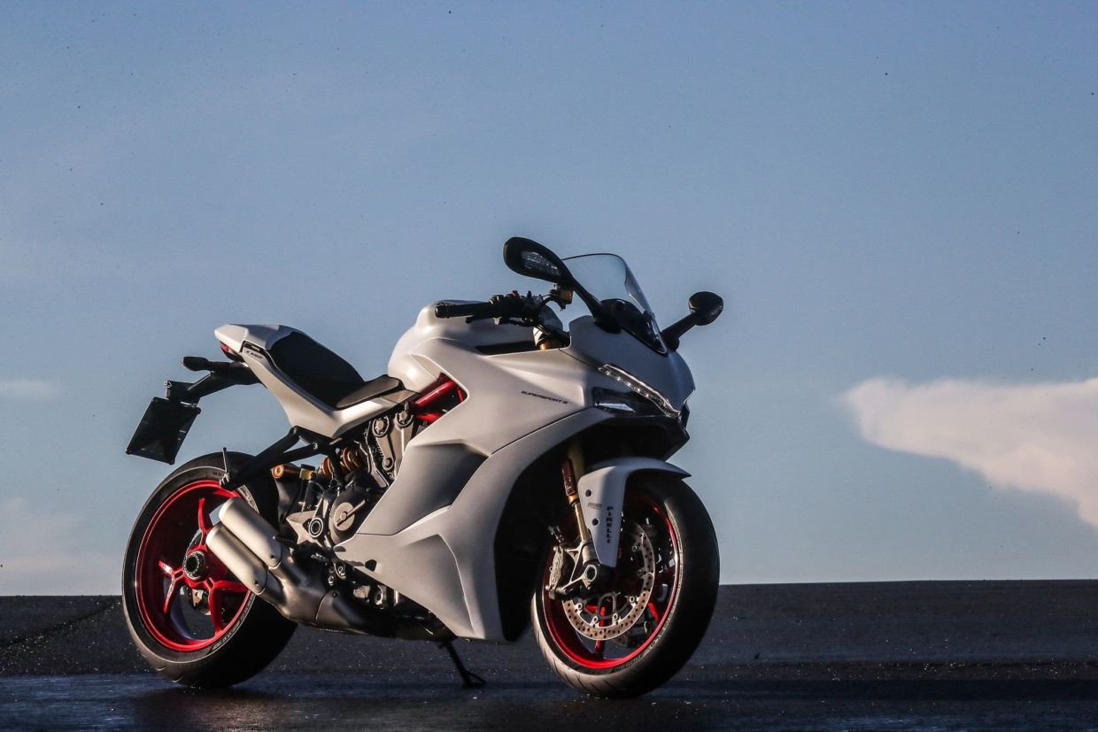 Ducati SuperSport S tem controle de tração, modos de pilotagem e quick shift