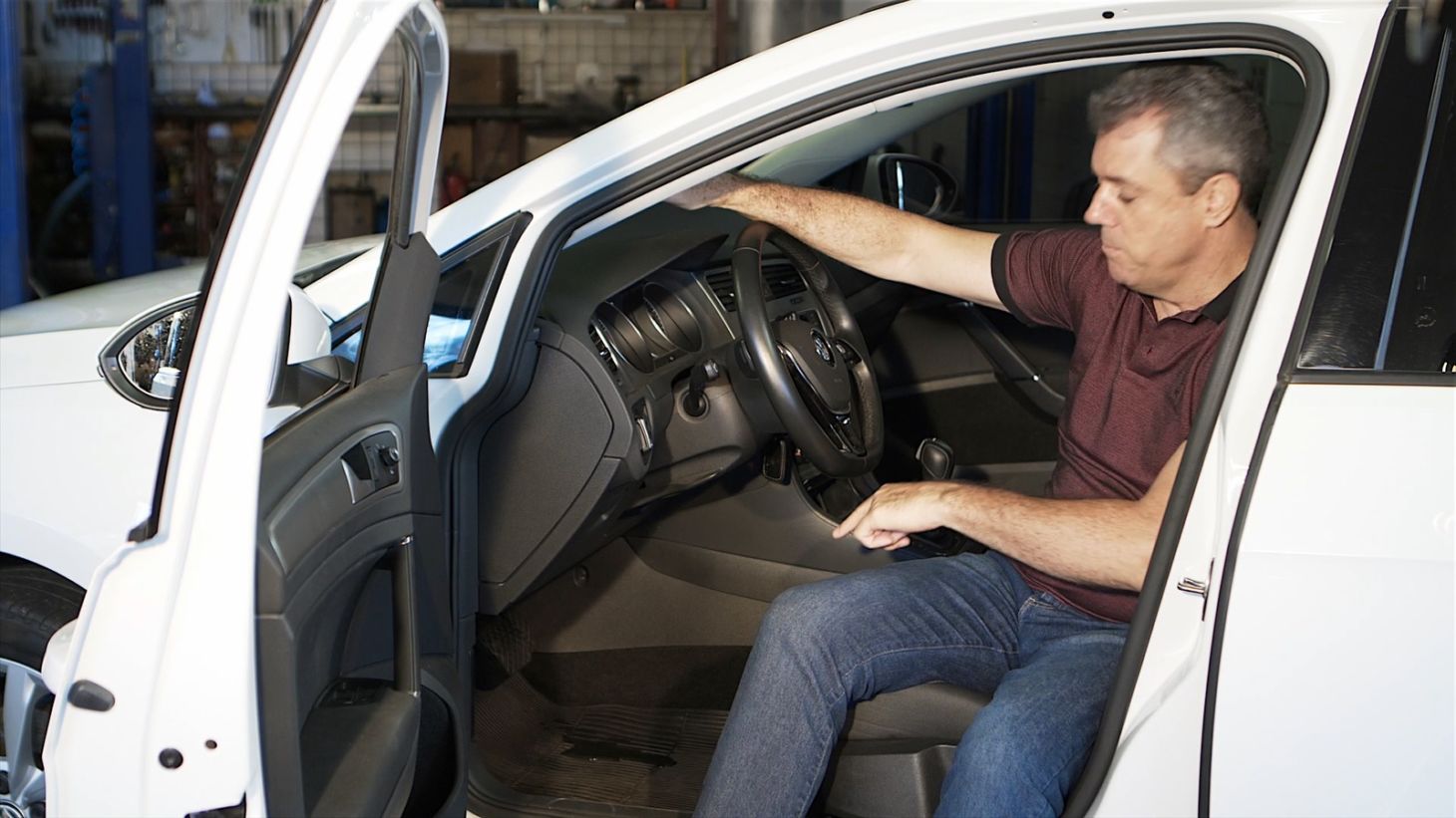 Vazamento no interior do carro pode ter duas causas