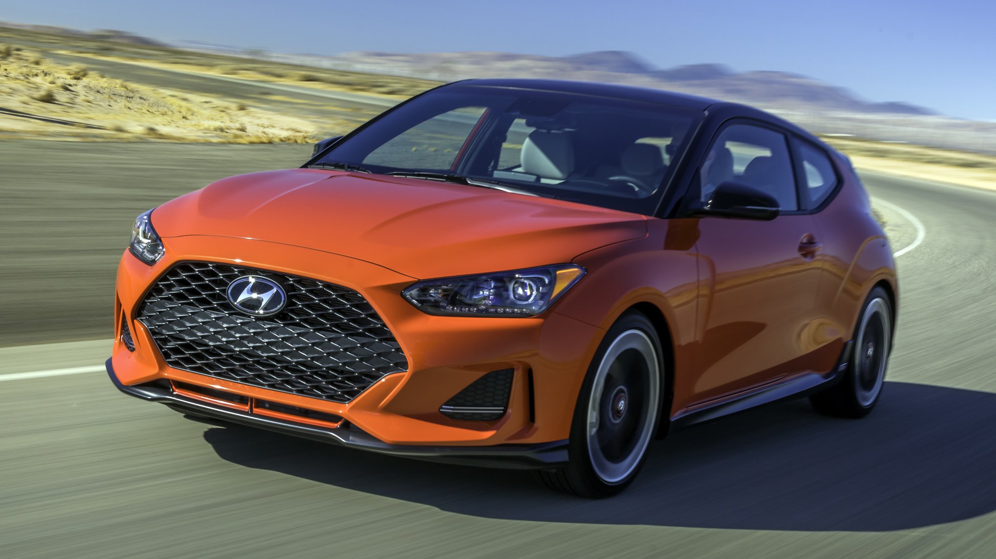 carros vendidos na Argentina: hyundai veloster turbo laranja de frente