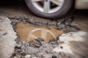 Passar por uma cratera asfáltica na estrada pode exigir uma manutenção do veículo