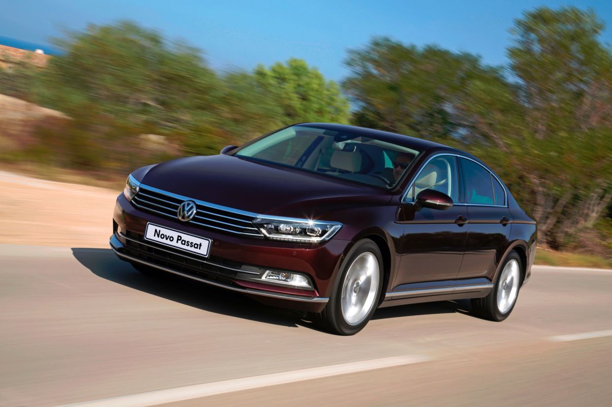 volkswagen passat de frente em movimento 