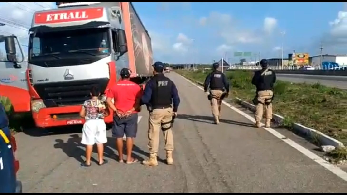 PRF flagra menino de 9 anos dirgindo carreta