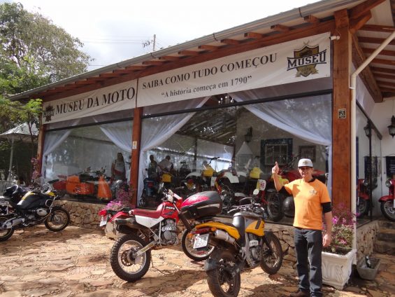 romulo filgueiras e a fachada do museu da moto