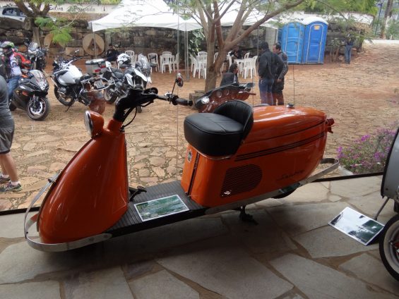 scooter americano salsbury de 1947. imitava os carros com capo para choques e acelerador no pe. foram produzidas menos de 1000 unidades