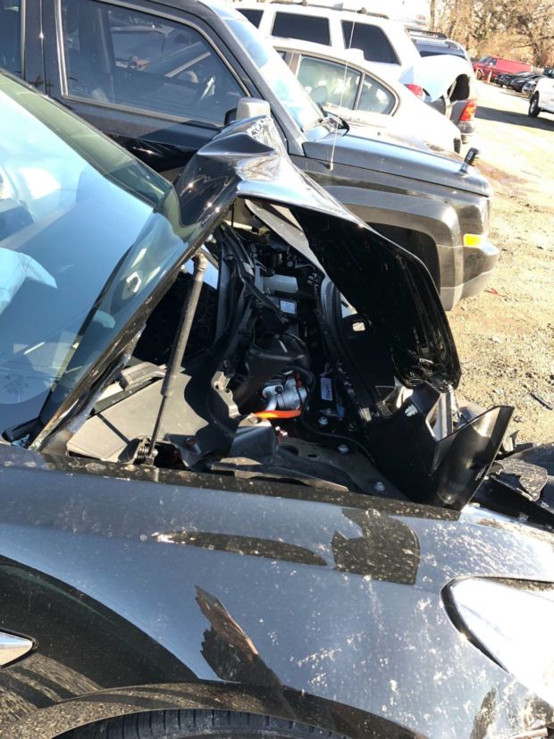 Imagem do acidente publicada pelo motorista (Imgur/Reddit)