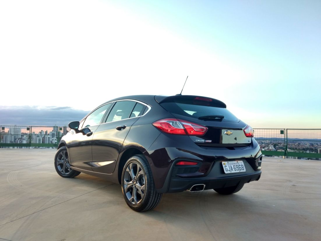 Chevrolet Cruze Sport6 é bom, mas derrapa nos detalhes